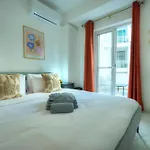 Апартаменты Spacious Seafront 2 Bedrooms With Hot Tub Gogzr-5 *