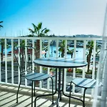Апартаменты Spacious Seafront 2 Bedrooms With Hot Tub Gogzr-5 *
