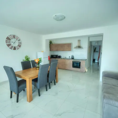 Spacious Seafront 2 Bedrooms With Hot Tub Gogzr-5 Gzira