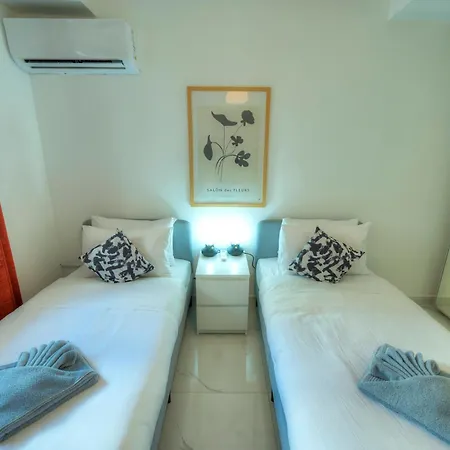 Apartment Spacious Seafront 2 Bedrooms With Hot Tub Gogzr-5