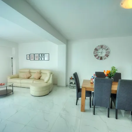 Spacious Seafront 2 Bedrooms With Hot Tub Gogzr-5 * Gzira