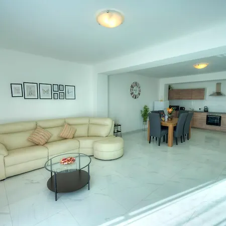 Apartment Spacious Seafront 2 Bedrooms With Hot Tub Gogzr-5 *