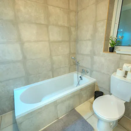 Spacious Seafront 2 Bedrooms With Hot Tub Gogzr-5 * Gzira