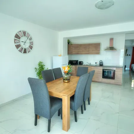 Spacious Seafront 2 Bedrooms With Hot Tub Gogzr-5 Gzira