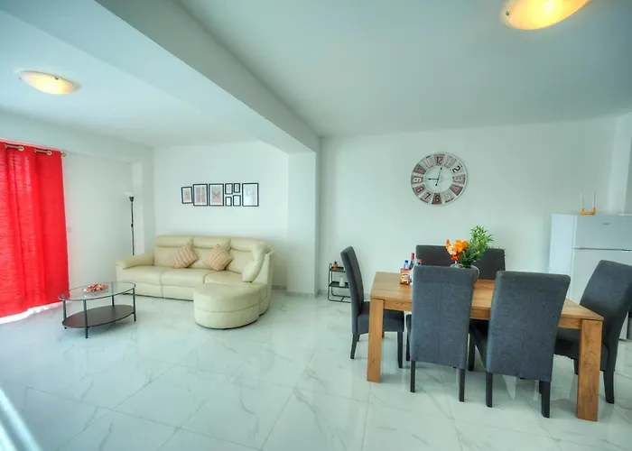 Spacious Seafront 2 Bedrooms With Hot Tub Gogzr-5 * Gzira