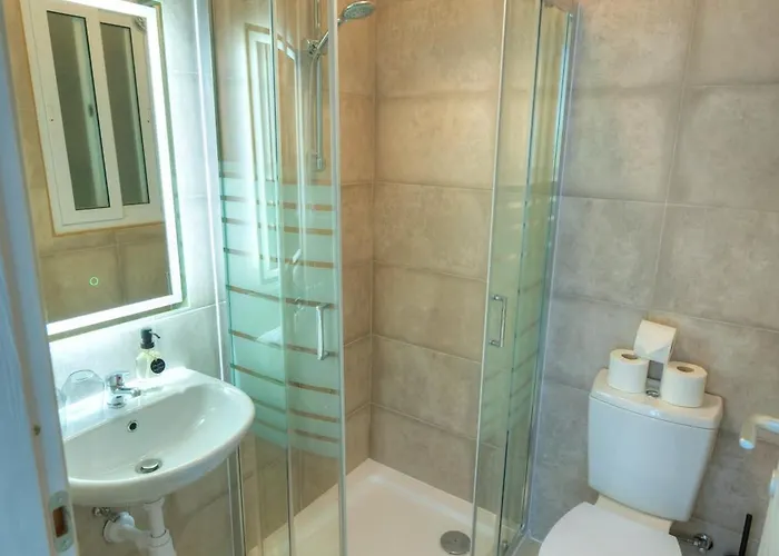 Apartment Spacious Seafront 2 Bedrooms With Hot Tub Gogzr-5